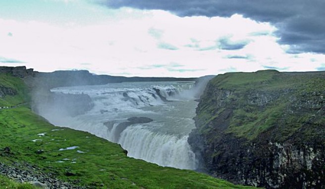 Wasserfall Gullfoss in Sichtweite des Gletschers Langjökull, Island