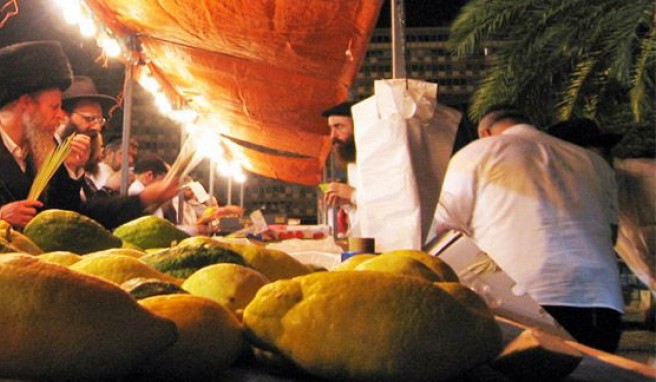 Traditionelles jüdisches Leben auf dem Sukkot-Markt in Israel