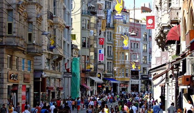 Shoppingmeile Istiklal Caddesi in Istanbul, Türkei