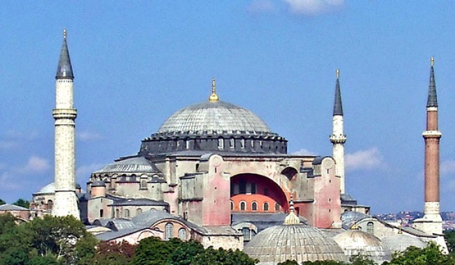 Die Hagia Sophia, seit der Spätantike Wahrzeichen von Istanbul, Türkei