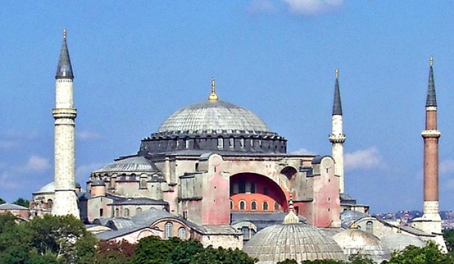 Die Hagia Sophia, seit der Spätantike Wahrzeichen von Istanbul, Türkei##Foto: Wikimedia Commons, Robert Raderschatt Die Hagia Sophia, seit der Spätantike Wahrzeichen von Istanbul, Türkei
