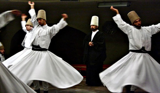 Sufis, tanzende Derwische des Mevlana-Ordens, Istanbul, Türkei##Foto: Wikimedia Commons, SchorleE Sufis, tanzende Derwische des Mevlana-Ordens, Istanbul, Türkei