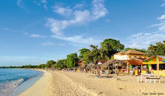 Der elf Kilometer lange Strand von Negril hat alles, was einen Traumstrand ausmacht