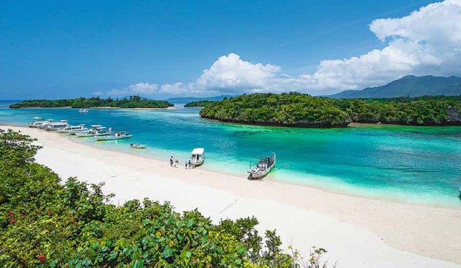 Boote an der Kabira-Bucht auf der Okinawa-Insel Ishigaki