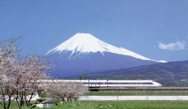 Tradition und Moderne erleben auf Reisen zum Mount Fuji mit dem Shinkansen, Japan