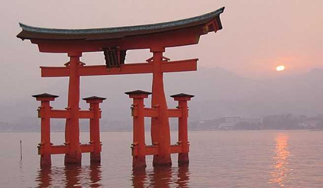 Japan traditionell und postmodern, Torii des Itsukushima-Schreins ##Foto: Wikimedia Commons, Alex Tora Japan traditionell und postmodern, Torii des Itsukushima-Schreins