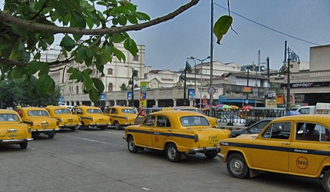 Die gelben Ambassador-Taxis sind ein Hauptverkehrsmittel Kalkutta, Indien