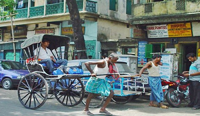 Noch immer ist die Rikscha für viele Menschen in Kalkutta einzige Einnahmequelle, Indien##Foto: wikimedia.org, Axel Boldt Noch immer ist die Rikscha für viele Menschen in Kalkutta einzige Einnahmequelle, Indien