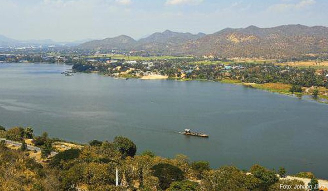 Blick über den Kwai und die hügelige Landschaft auf Kanchanaburi