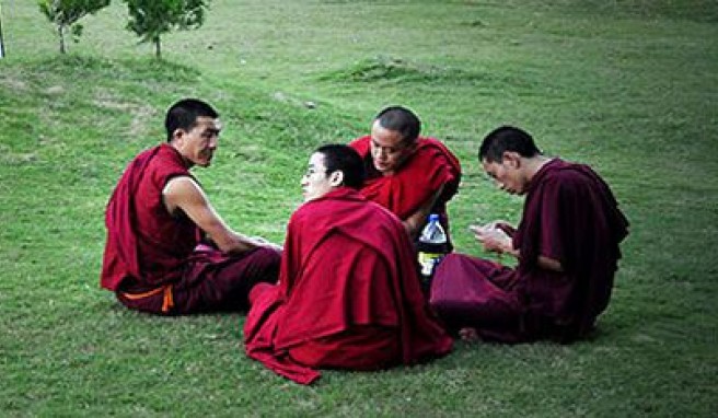 Buddhistische Mönche bei der Rast in Mysore, Karnataka, Indien