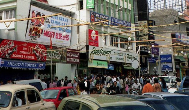 Megacity Bangalore mit hektischem Treiben in der Brigade Road, Karnataka, Indien