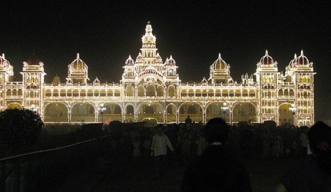 Der prächtige Maharadscha-Palast vom Mysore wirkt nicht nur nachts märchenhaft, Karnataka, Indien