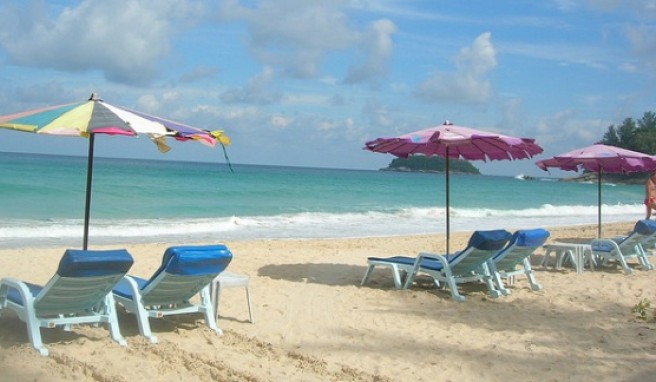 Farbenfroh, der Karon Beach.