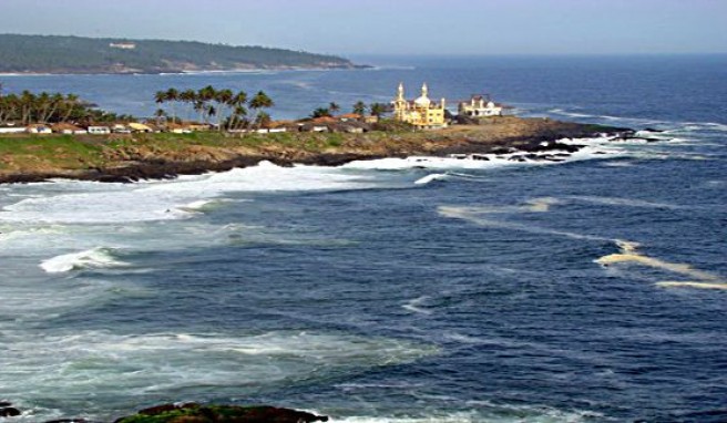Die Küste bei Kovalam mit der Moschee von Vizhinjan##Foto: wikimedia.org, i Aj Die Küste bei Kovalam mit der Moschee von Vizhinjan