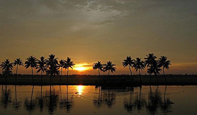 Sonnenuntergang in den Kerala Backwaters in Indien