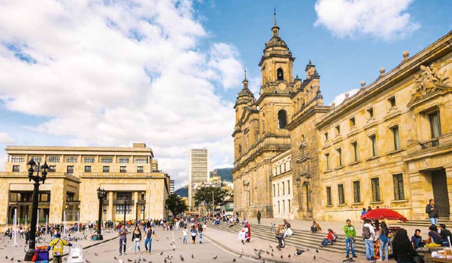 Der Plaza Bolívar mit der Kathedrale und dem modernen Justizpalast ist zentraler Anlauf- und Treffpunkt Bogotás