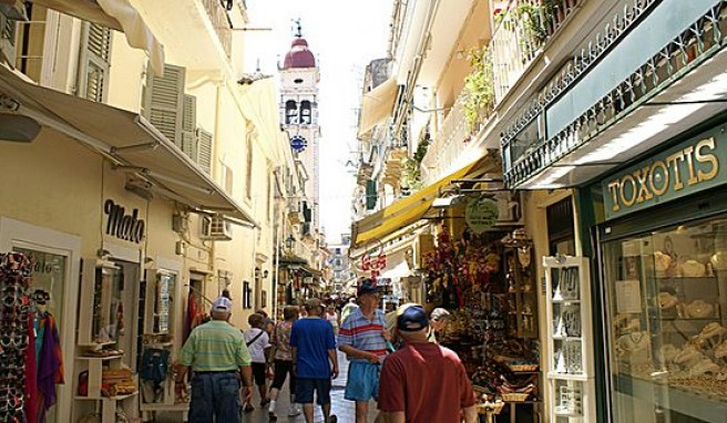 Buntes Treiben in der Altstadt von Kerkyra/Korfu-Stadt in Griechenland