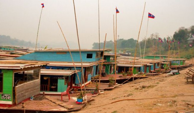 Slow Boats auf dem Mekong in Houay Xai, Laos##Foto: Wikimedia Commons, Christian Haugen Slow Boats auf dem Mekong in Houay Xai, Laos