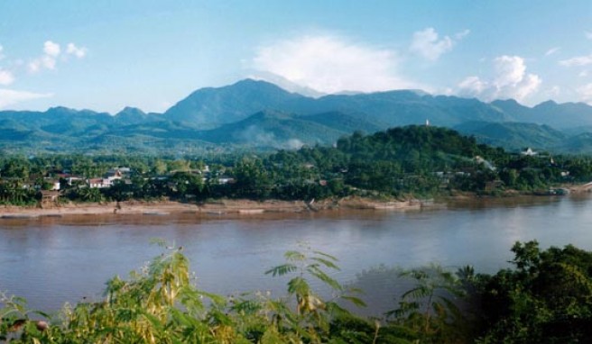 Blick auf Luangphabang vom rechten Mekongufer, Laos##Foto: Wikimedia Commons, Axel Blick auf Luangphabang vom rechten Mekongufer, Laos