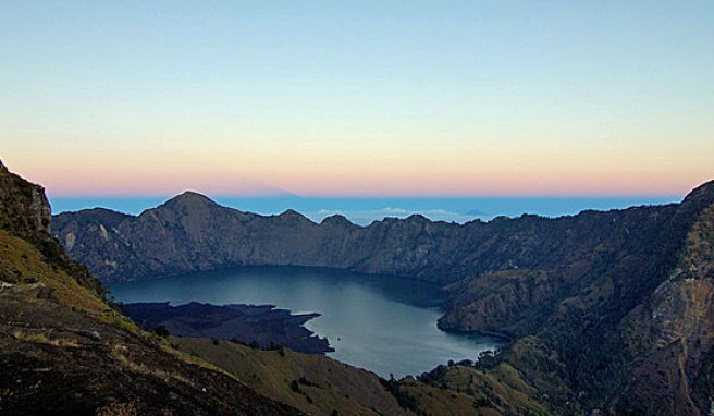 Blick vom Rand der Caldera auf den Kratersee bei Sonnenaufgang, Lombok, Indonesien