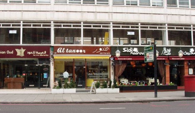 Kulinarische Vielfalt, ein arabisches Restaurant am anderen in der Edgware Road, London, Großbritannien