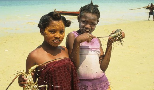 Fischerkinder am Strand von Nosy Boraha