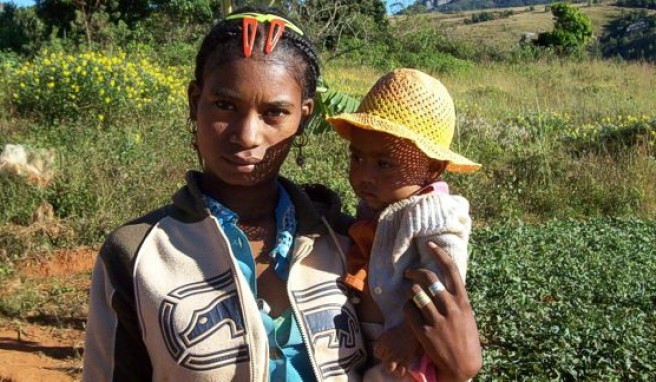 Eine junge Betsileofrau mit ihrem Kind im südlichen Hochland