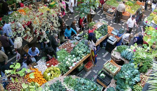 Blumen-, Obst- und Gemüsemarkt in Funchal auf Madeira, Portugal