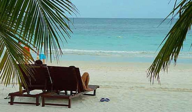 Urlaub unter Palmen am Strand von Lang Tengah in Malaysia