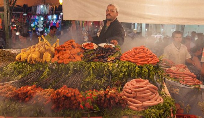 Lecker essen an der Place Jemaa el-fna in der Medina von Marrakesch, Marokko