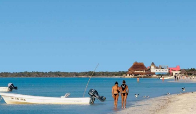 Spaziergang am kilometerlangen Sandstrand von Holbox auf Yucatan, Maexiko