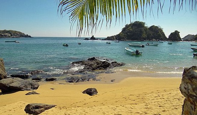 Strand in der Felsenbucht von Puerto Angel in Mexiko, Pazifik