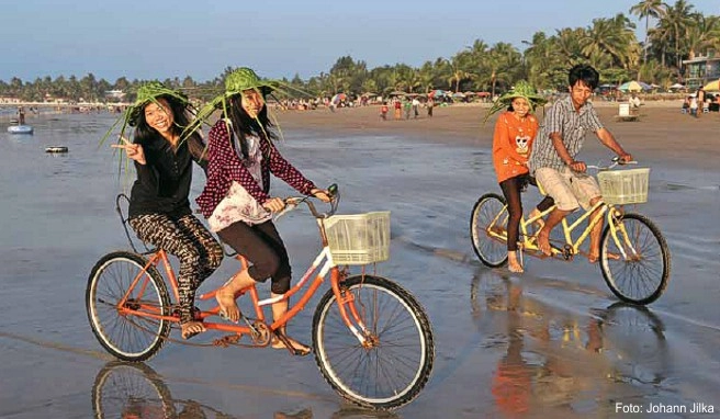 Vor allem junge Burmesen aus der aufstrebenden Mittelschicht lassen es sich am Chaungtha Beach gut gehen