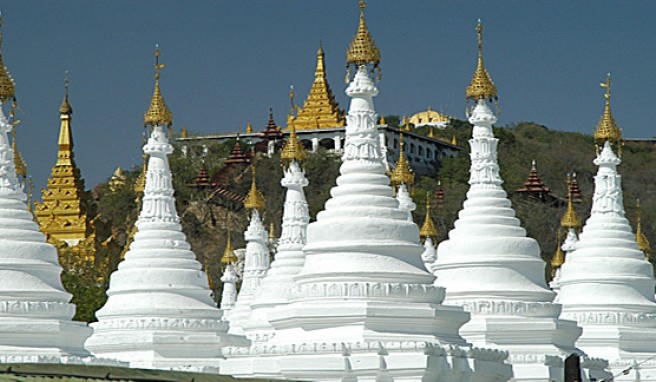 Blick über die Sandamuni-Pagode zum Mandalay Hill, Myanmar