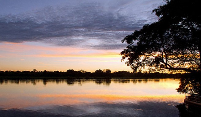 Abenddämmerung über dem Fluss am Fünfländereck Caprivi, Namibia