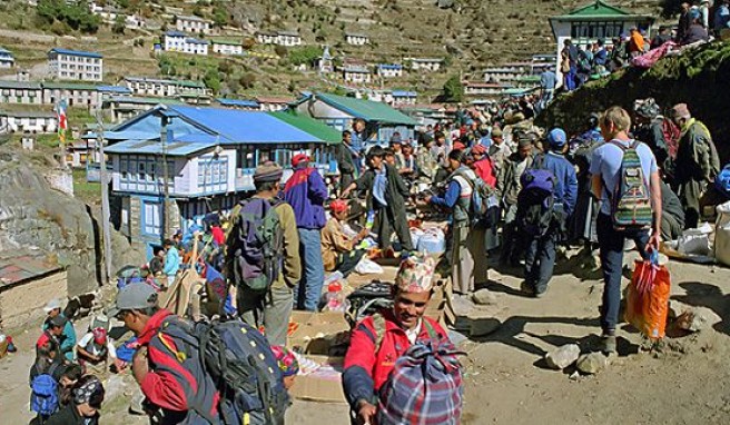 Buntes Markttreiben in Namche Bazaar, Nepal##Foto: Wikimedia Commons, Kogo Buntes Markttreiben in Namche Bazaar, Nepal