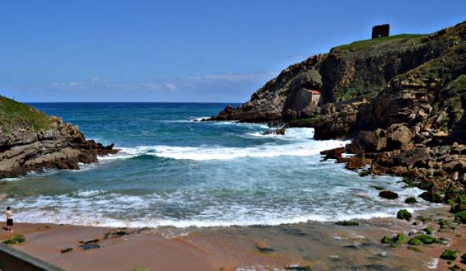 Playa de Santa Justa, einer der Traumstrände von Kantabrien in Nord-Spanien.