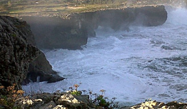 Klippen, Bergblicke und Felskanäle an der Küste im Norden Spaniens