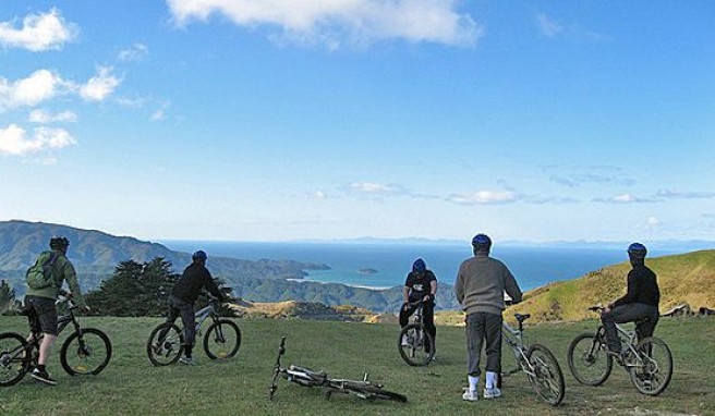 Hiking und Mountainbiking im Abel Tasman Nationalpark, Neuseeland