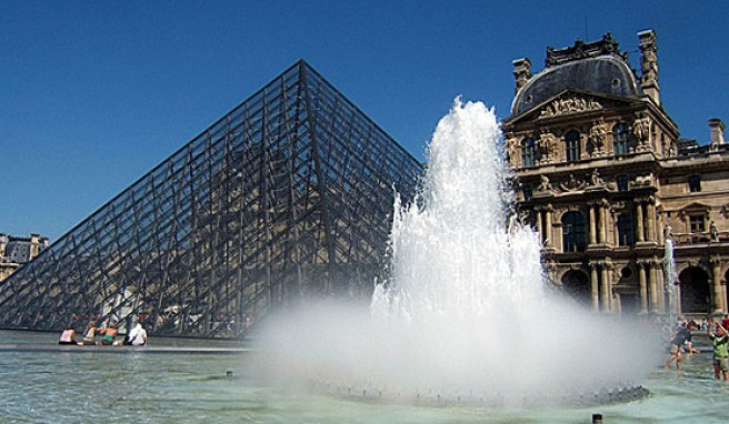 Der Louvre, das bekannteste Museum von Paris, Frankreich