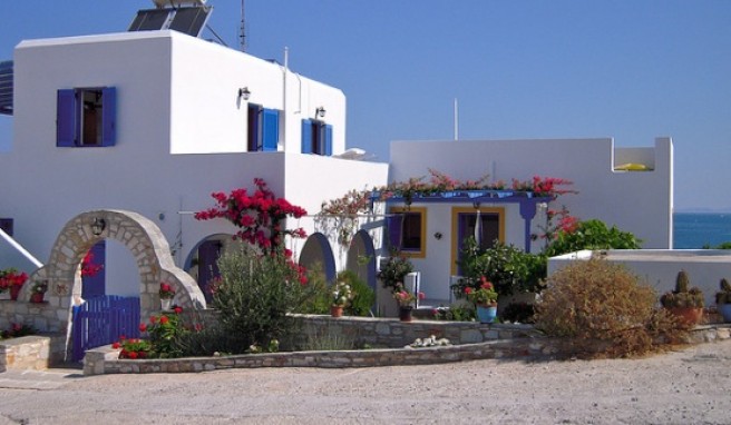 Die Häuser auf Paros sind meist typisch griechisch gestaltet.
