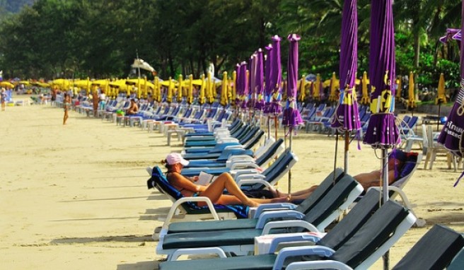 Am Patong Beach kann man sich bequem vom aufregenden Nachtleben erholen.