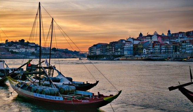 Dämmerung über Porto und dem Duoro in Portugal