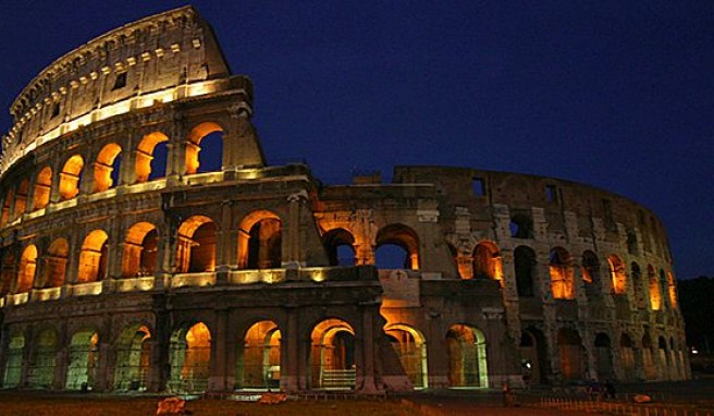 Das antike Rom bietet auf Reisen Highlights wie das Kolosseum, Italien