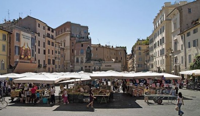 Blumen, Obst und Gemüse immer frisch auf dem Campo dei Fiori, Rom, Italien