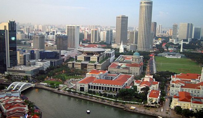 Blick auf Singapur Downtown vom OCBC Centre,pulsierendes Leben am Singapur River