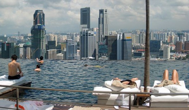 Swimming Pool im Skyparka auf dem Dach von Marina Bay Sands