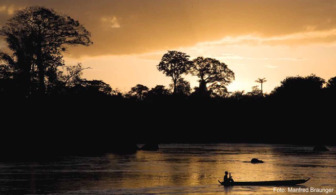 Romantische Abendstimmung am Suriname River. Der Fluss dient dem kleinen Land als Hauptverkehrsweg, Trinkwasserquelle und Stromlieferant