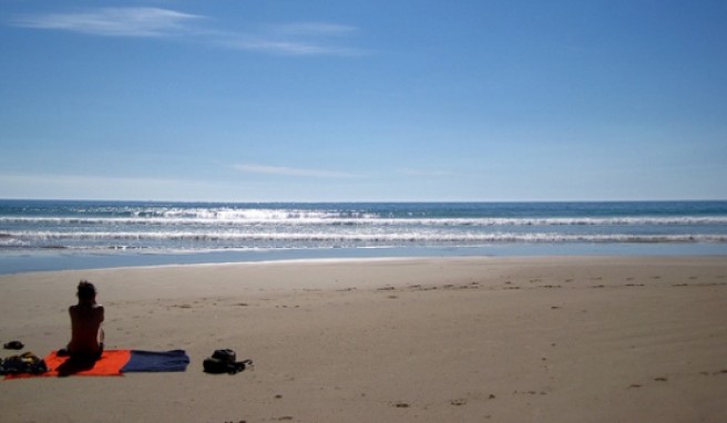 Reisen zu menschenleeren Stränden auf der Insel Tasmanien in Australien.