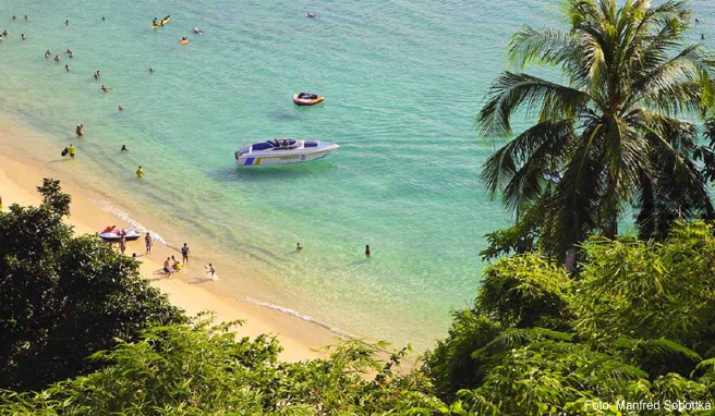 Entspanntes Badeleben am nur über eine Treppe erreichbaren Laem Sing Beach, der zwischen den Stränden Surin und Kamala auf Phuket liegt